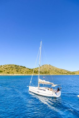 Archipelago Kornati, Dalmaçya, Hırvatistan - 18 AUG 2019: Adriyatik Denizi gezisi. Denizde yelkenli. Yelkenli yatı. Akdeniz sahiline doğru gidiyor. Zengin insanlar, yatçılık ve lüks tatil konsepti.