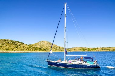 Archipelago Kornati, Dalmaçya, Hırvatistan - 18 AUG 2019: Adriyatik Denizi gezisi. Denizde yelkenli. Yelkenli yatı. Akdeniz sahiline doğru gidiyor. Zengin insanlar, yatçılık ve lüks tatil konsepti.