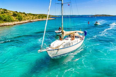 Archipelago Kornati, Dalmaçya, Hırvatistan - 18 AUG 2019: Adriyatik deniz gezisi. Denizde yelkenli. Akdeniz kıyısı yakınlarında yelkenli teknesi. Zengin insanlar, yatçılık ve lüks tatil konsepti.