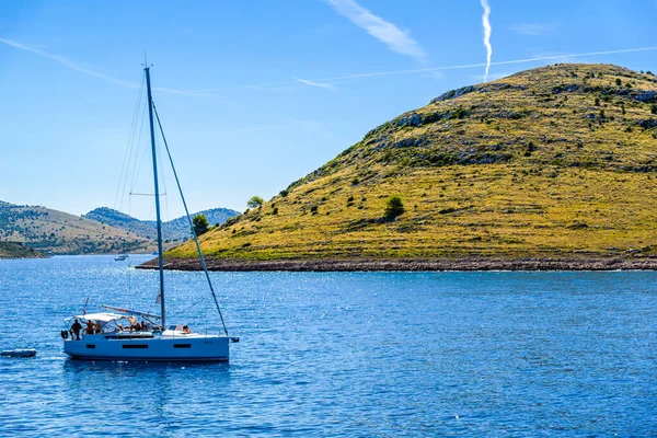 靠近克罗地亚达尔马提亚Zadar的Kornati群岛 2019年8月18日 亚得里亚海巡航 帆船在海上航行的游艇上 豪华假期和旅行概念 — 图库照片