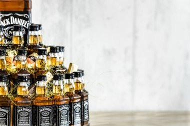 LEBORK, POLAND - 11 Ağustos 2019, Jack Daniels, beyaz arka planda bir şişe viski