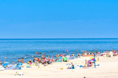 LEBA, POLAND - 30 HAZİRAN 2019: Plajda bir sürü insan, yaz tatili konsepti, güneşlenme ve güneşlenme
