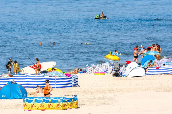 Leba Poland Junho 2019 Pessoas Tomando Banho Sol Praia Areia — Fotografia de Stock