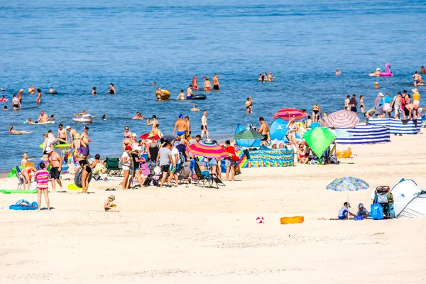 Leba ポーランド 2019年6月30日 紺碧の空の下 ビーチで人々の群衆 夏休みのコンセプト 日光浴と海での入浴 — ストック写真