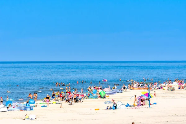 Leba ポーランド 2019年6月30日 紺碧の空の下 ビーチで人々の群衆 夏休みのコンセプト 日光浴と海での入浴 — ストック写真