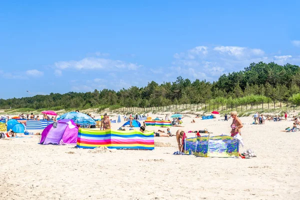 Leba Poland Ιουνιοσ 2019 Άνθρωποι Κάνουν Ηλιοθεραπεία Στην Παραλία Άμμο — Φωτογραφία Αρχείου