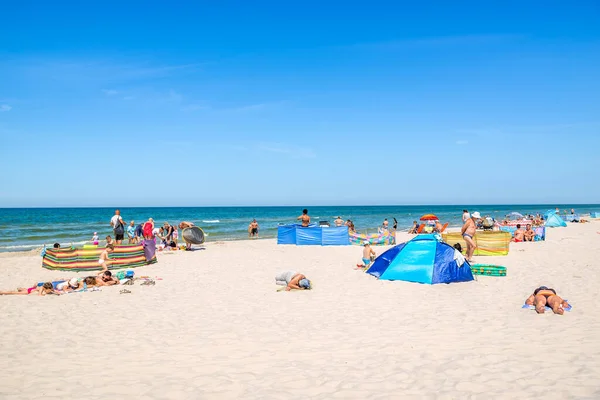 Leba Poland Junho 2019 Pessoas Tomando Sol Praia Areia Mar — Fotografia de Stock