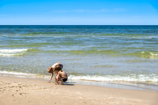 Leba Poland Juni 2019 Barnen Leker Med Sand Strandhavet Sommaren — Stockfoto