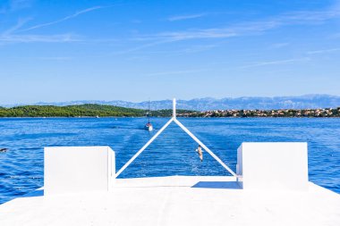 Gemi gezisi - güverte, yatın önündeki ahşap tekne Zadar, Hırvatistan, Dalmaçya kıyısı yakınlarında denize açılıyor