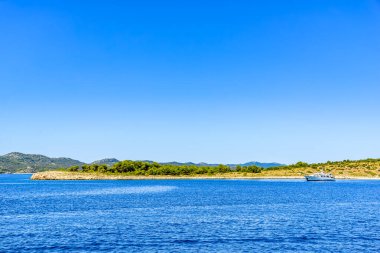 Denizde yelkenli, lüks yat, yazın denize açılmak, Akdeniz, Hırvatistan, Dalmaçya 'da macera ve aktif tatil