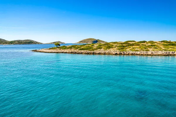 청록색 바닷물이 흐르는 아름다운 초호입니다 지중해 크로아티아 — 스톡 사진