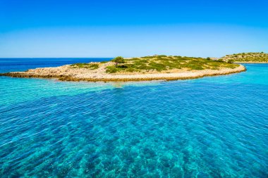 Turkuaz suyla Akdeniz lagününün manzarası. Adriyatik Denizi, Hırvat adası ve plajı, Hırvatistan ve tatil seyahati kavramı.