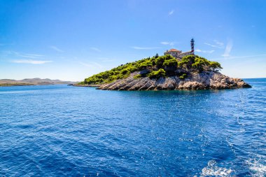 Hırvatistan 'ın Adriyatik Denizi yakınlarındaki Kornati yakınlarında Vela Sestrica' da deniz feneri bulunan Hırvat adası panoramik manzaralı. Tatil seyahati kavramı.