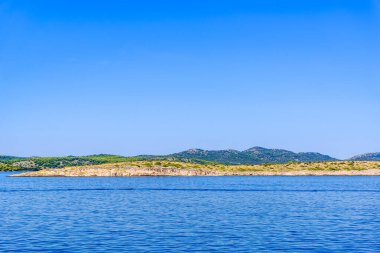 Deniz ve Hırvat kıyılarının manzarası, Hırvatistan 'da kayalık plajlı Adriyatik Denizi gezisi sırasında manzara. Tatil ve seyahat kavramı