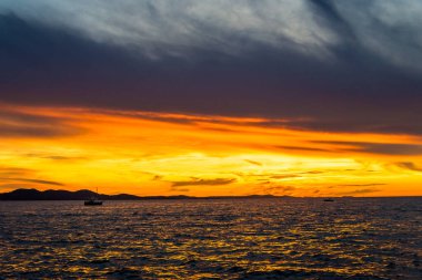 Denizin üzerinde gün batımı ile dramatik bir gökyüzü, Zadar, Dalmaçya, Hırvatistan ve Avrupa sahillerinden manzara
