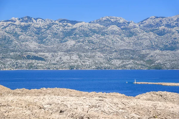 克罗地亚地中海帕格岛附近的亚得里亚湾 山脉和角质岩石海岸景观 — 图库照片