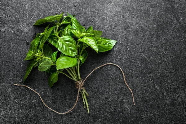 Mazzo Foglie Basilico Fresche Pianta Basilico Verde Fondo Nero — Foto Stock