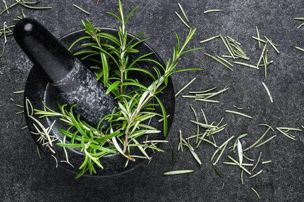 Fersk Rosmarinplante Mørtel Roseurter Svart Bakgrunn – stockfoto