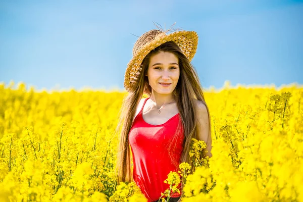 Jovem Mulher Florescimento Campo Colza Primavera — Fotografia de Stock