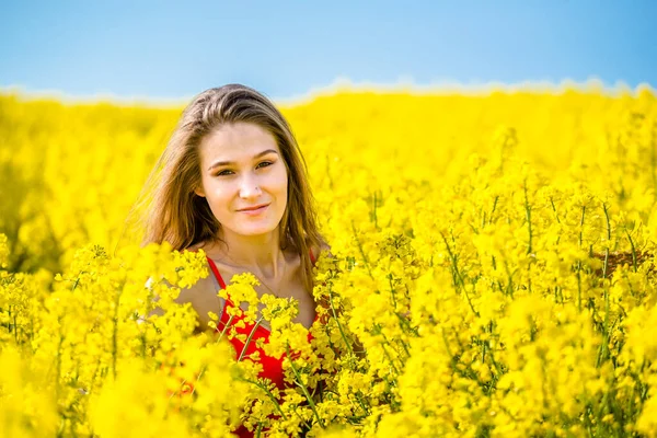 Jovem Mulher Florescimento Campo Colza Primavera — Fotografia de Stock