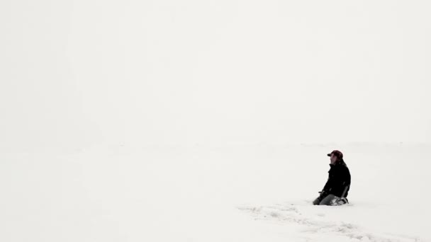 Man in sneeuw — Stockvideo