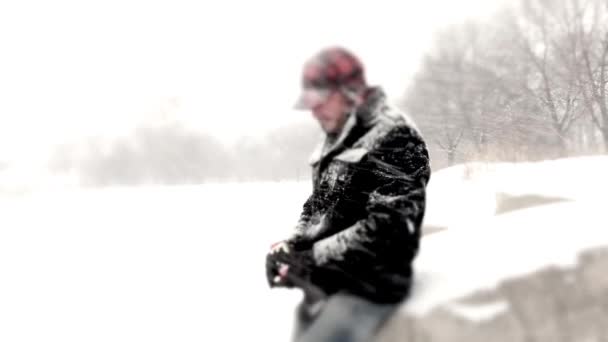 Man i snö — Stockvideo