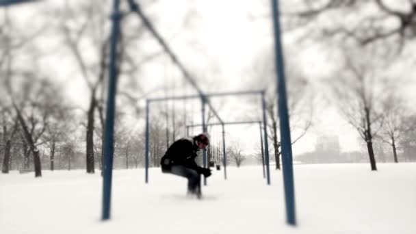 Man in sneeuw — Stockvideo