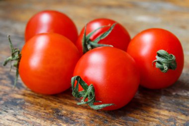 Eski ahşap bir masa üzerinde kiraz domates