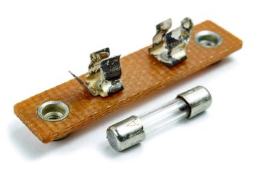 Beyaz bir arka plan üzerinde sahibi ile eski elektrik sigorta