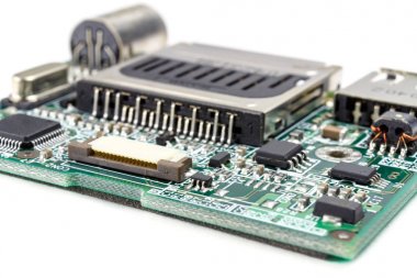 Beyaz bir arka plan üzerinde aktüatörler için elektronik kontrol modülü