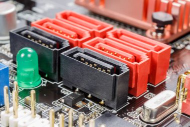 Anakart üzerinde çevre birimlerini bağlamak için Sata bağlantı noktası