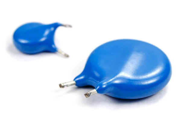 Kondensatory w przypadkach niebieski kolor na białym tle — Zdjęcie stockowe
