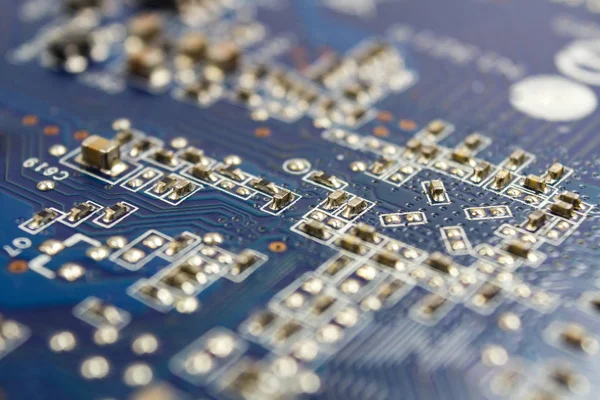 Fragmento de la placa de circuito de la tarjeta gráfica con componentes electrónicos instalados —  Fotos de Stock