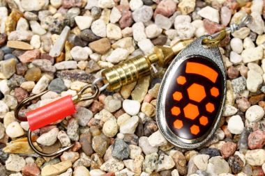 Siyah ve turuncu dekor ile metal balık yemi