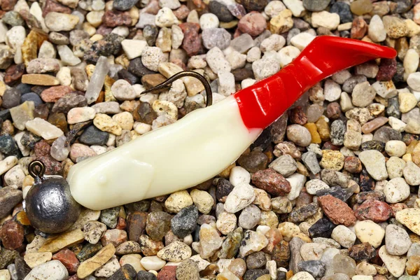 Beyaz silikon yem bir jig tur taşlı zemin üzerinde kırmızı kuyruk ile Balık tutma