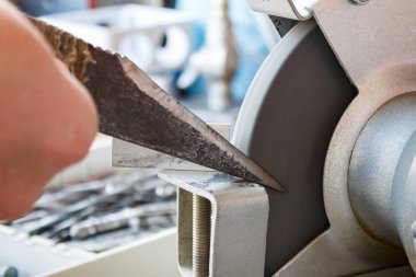 Bıçak bileme makineleri üzerinde bir kunduracı, keskinleştirme