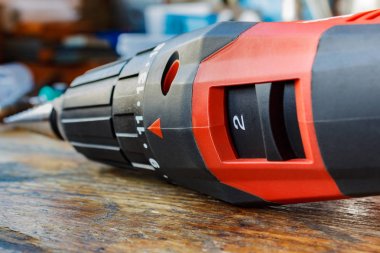 Ahşap masa portre üzerinde kırmızı tornavida