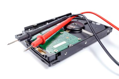 Sabit disk sürücüsü ile beyaz bir arka plan üzerinde multimetre prob