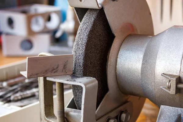 Αλέθοντας μηχανή στον πίνακα στο το closeup εργαστήρι — Φωτογραφία Αρχείου