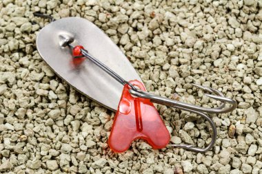 Eski bir kayalık toprak zemin üzerine metal spinner Balık tutma