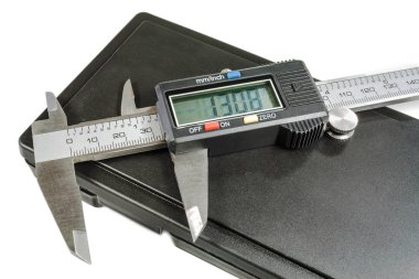 Beyaz bir arka plan üzerinde saklama kutulu dijital kumpas