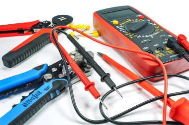 Beyaz bir arka plan üzerinde elektrik iş için donatım