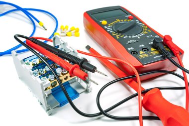 Beyaz bir arka plan üzerinde elektrik iş için donatım