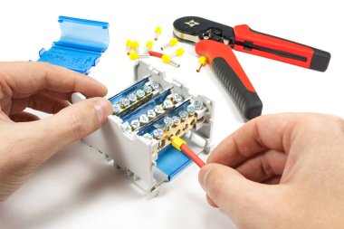 Bağlantı elektrik çapraz-terminal beyaz bir arka plan üzerinde güç kablosu