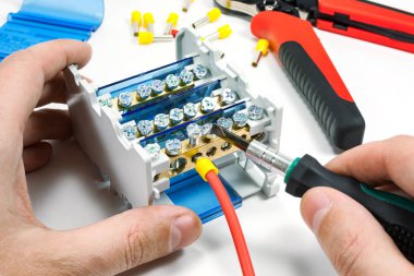 Bağlantı elektrik çapraz-terminal beyaz bir arka plan üzerinde güç kablosu