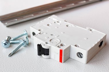 DIN Ray ve vidaları ile devre kesici