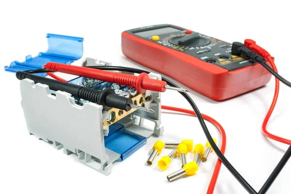 Herramientas y equipos para trabajos eléctricos sobre fondo blanco — Foto de Stock