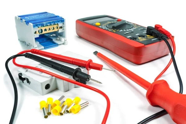 Beyaz bir arka plan üzerinde elektrik iş için donatım