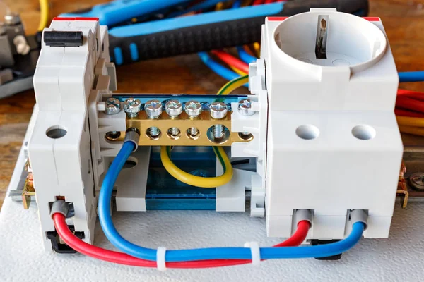 Disyuntor, bloque de terminales de alambre y toma de corriente eléctrica con cables conectados —  Fotos de Stock