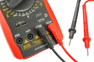 Beyaz bir arka plan üzerinde izole probları ile dijital multimetre